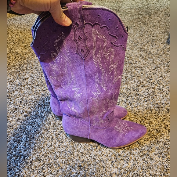 Suede Western Style Boots - Picture 6 of 9